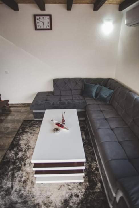 Vanesa Villa *